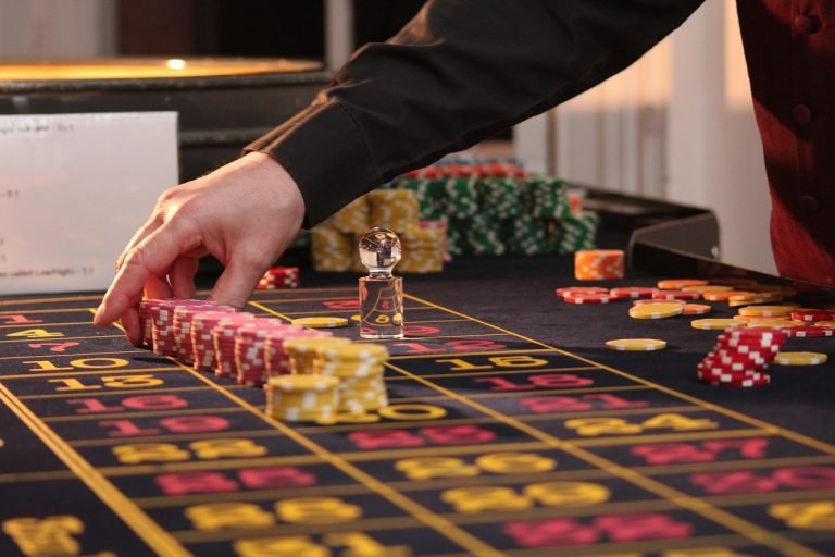 Elk Grove, colpo fortunato: vince oltre 500.000 dollari al blackjack al casinò Sky River