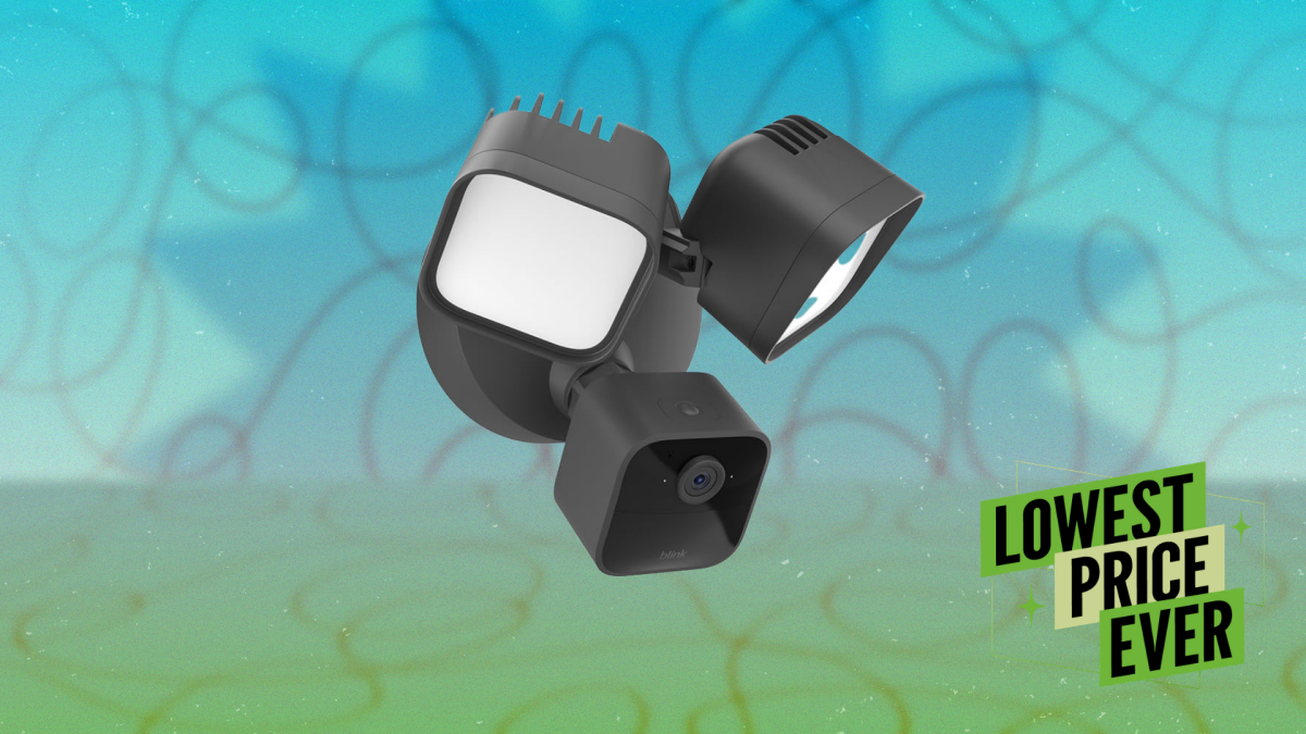 Questa fotocamera Blink Floodlight ha uno sconto di oltre il 70% in questo momento per il Prime Day, il suo prezzo più basso di sempre