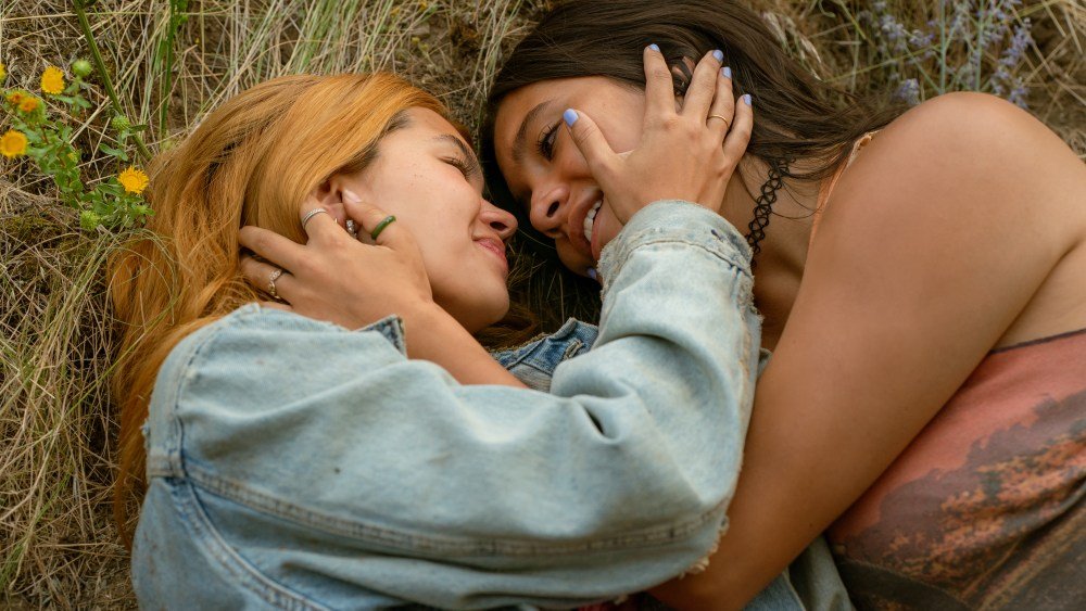Hayley Kiyoko parla del suo film “Girls Like Girls” e della rappresentazione saffica