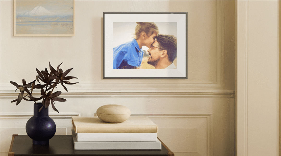 L’impressionante cornice per foto e-ink di Aura non sembra nemmeno digitale