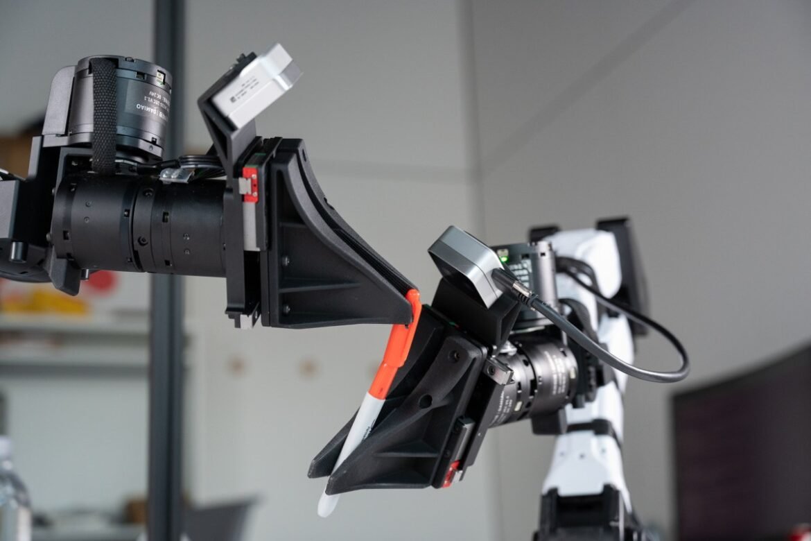 La raccolta dei dati sull’addestramento dei robot è un lavoro sporco e poco affascinante. Alcuni laboratori di intelligenza artificiale stanno già pagando XDOF per farlo
