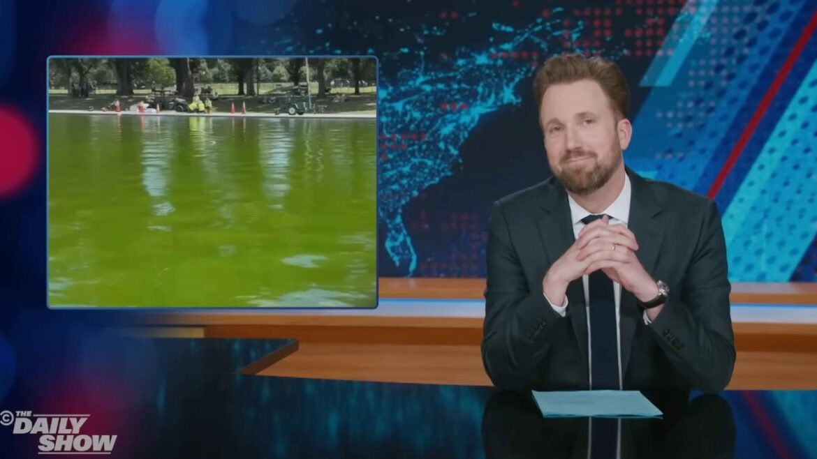 “The Daily Show” accetta applausi ritardati per il rozzo scherzo sulla piscina riflettente