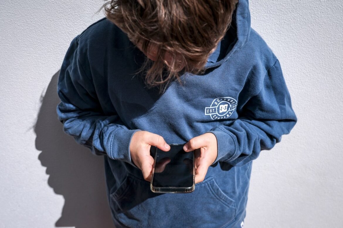 Questi sono i paesi che si stanno muovendo per vietare i social media per i bambini