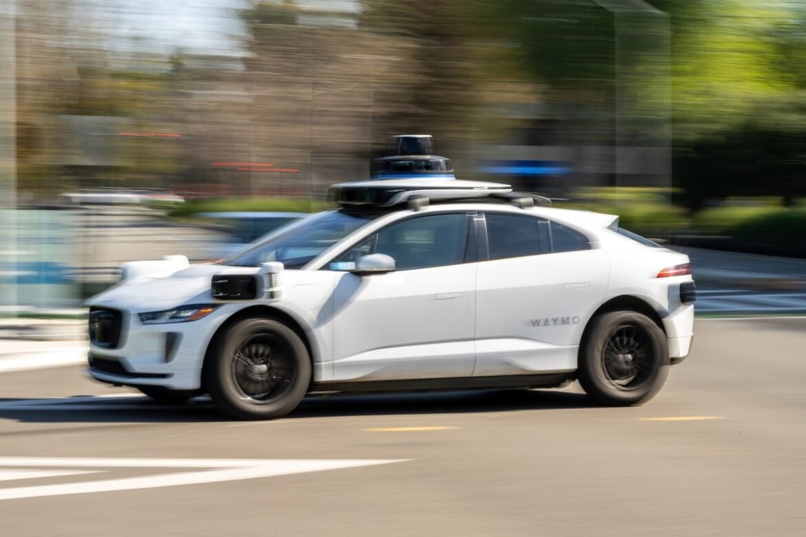 Waymo richiama quasi 4.000 robotaxi per impedire loro di entrare nelle zone di costruzione di autostrade