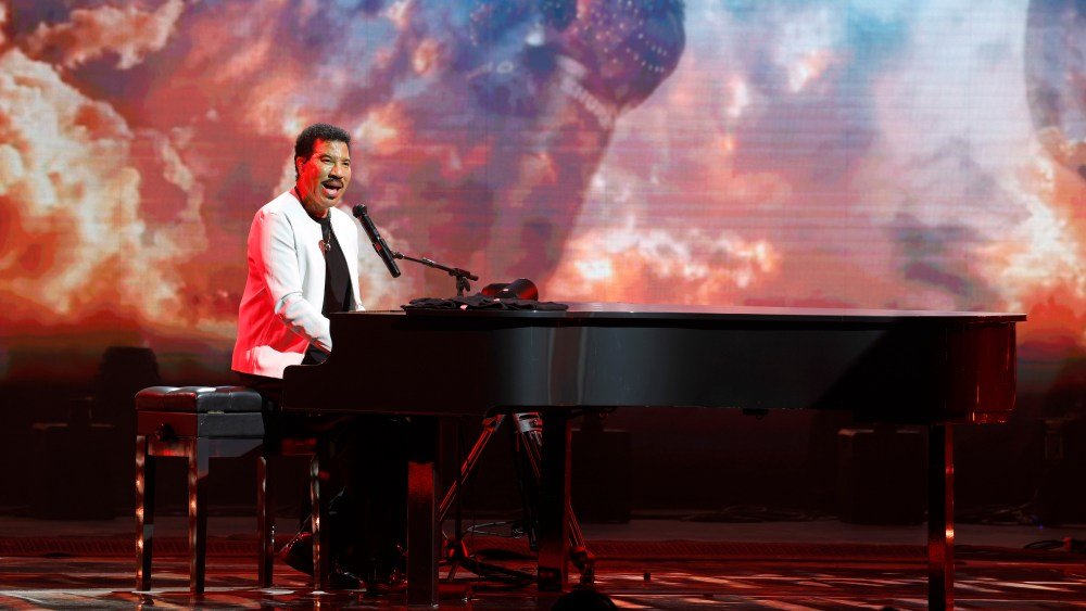 Lionel Richie taglia il set dopo essersi ammalato durante la serata di apertura del tour