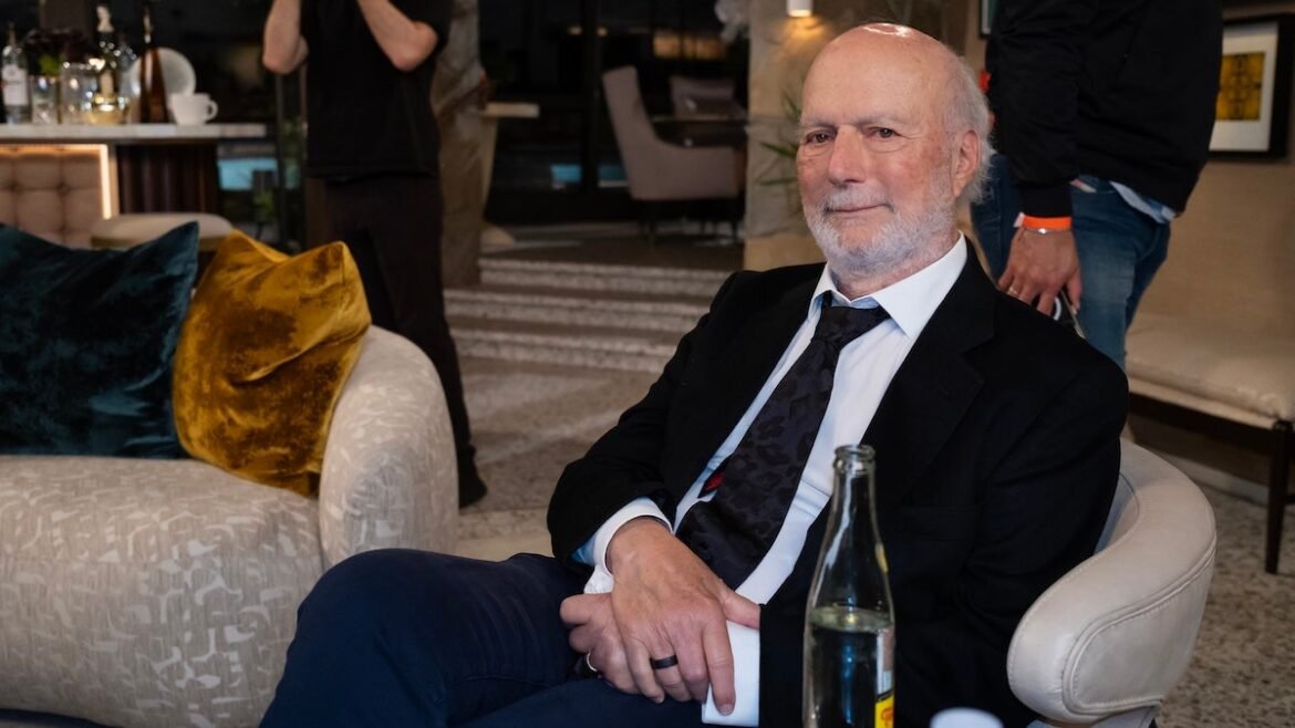 James Burrows, il re della sitcom multi-camera, muore a 85 anni