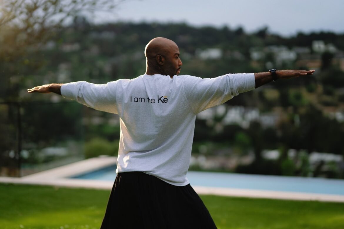 Il life coach di “Queer Eye”, Karamo Brown, lancia Kē, un’app per il benessere con il suo clone digitale AI