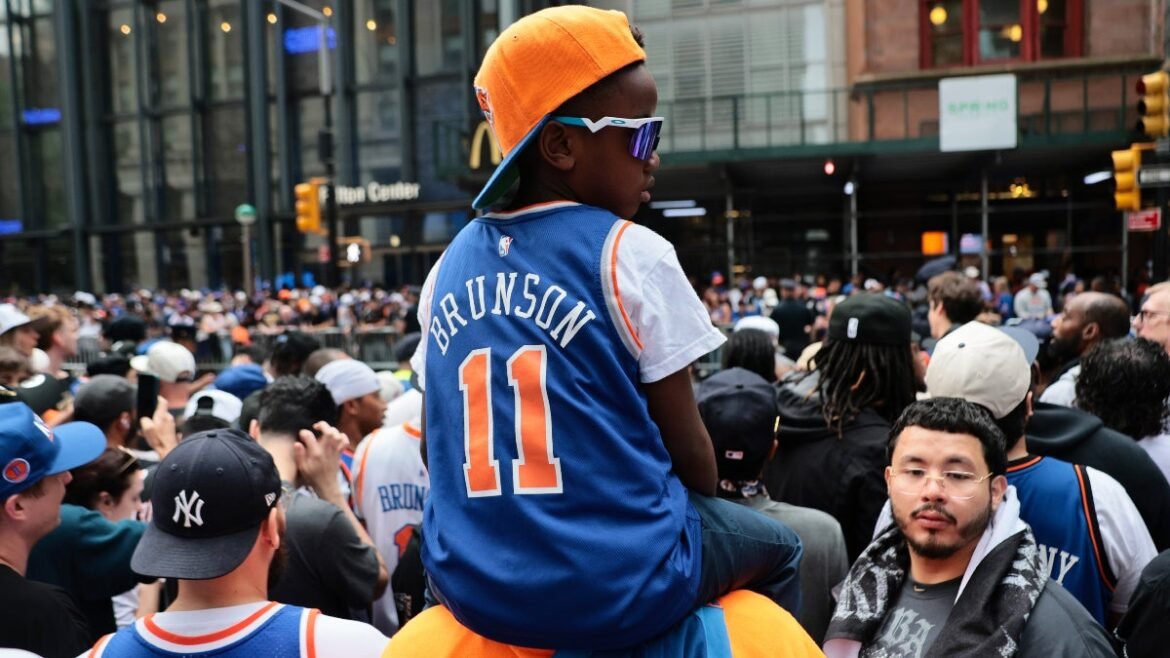 I newyorkesi chiudono Lower Manhattan, le celebrità partecipano alla parata dei Knicks