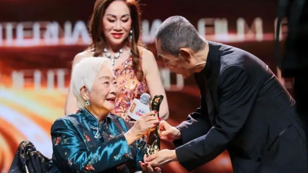 Lisa Lu incontra i fan alla proiezione di ‘The Arch’ a Shanghai