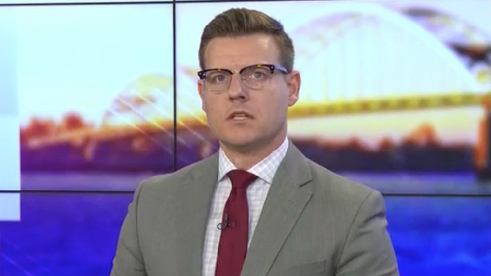 Il conduttore dell’Iowa Dustin Nolan grida “notizie disinfettate” mentre lascia la trasmissione