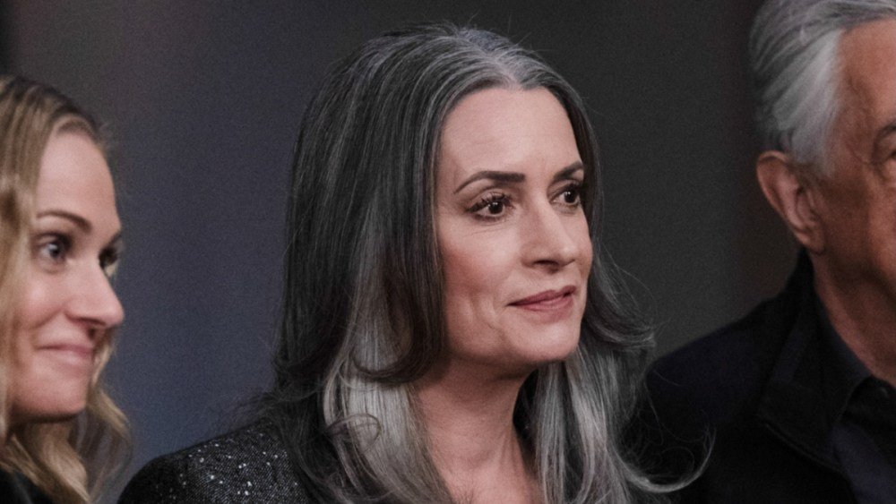 La star di Criminal Minds Paget Brewster si scaglia contro il critico televisivo per la recensione
