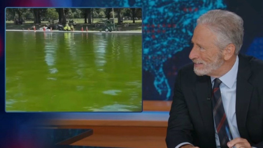 Jon Stewart si tuffa nell’infestazione di alghe della piscina riflettente