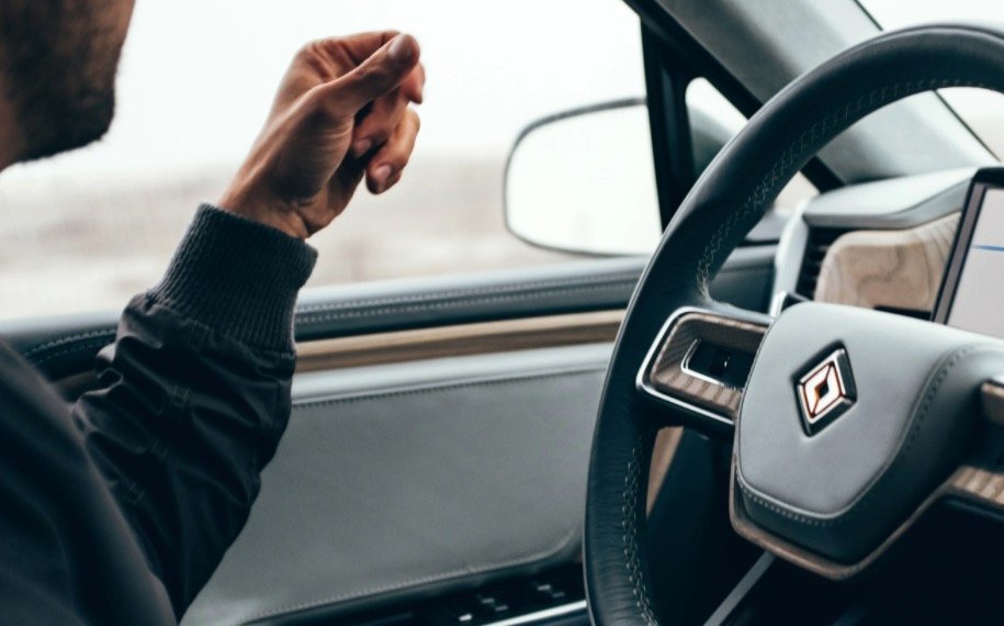 I proprietari di Rivian intentano una causa sostenendo false promesse su funzionalità di guida autonoma