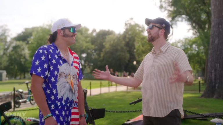 Jordan Klepper si blocca in un incontro UFC alla Casa Bianca
