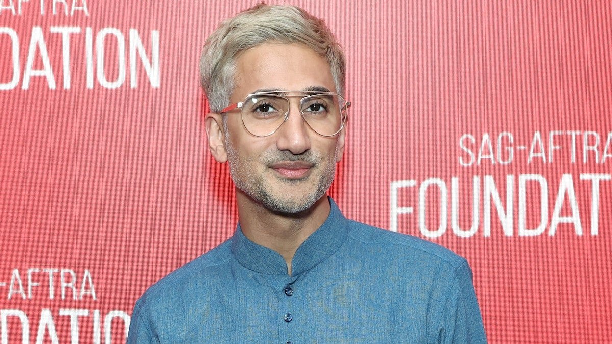 Scontro “Queer Eye”: Tan France afferma che il co-protagonista lo ha definito un “traditore” per aver nascosto la sessualità alla famiglia | Video