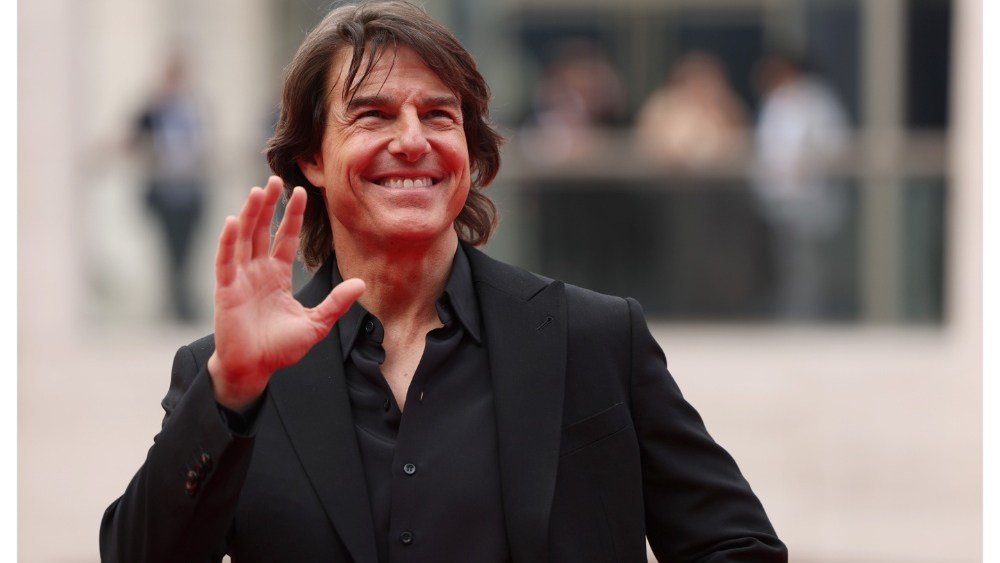 Tom Cruise celebra 46 anni di cinema con una clip retrospettiva, incluso un nuovo filmato di “Digger”.