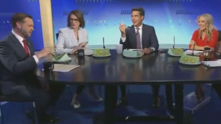 Jesse Watters dichiara che Fudge è “troppo gay” per JD Vance e offre invece una torta di sottaceti