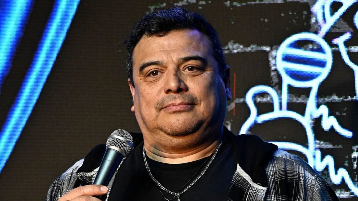 Il comico Carlos Mencia arrestato, accusato di 12 capi d’accusa di evasione fiscale