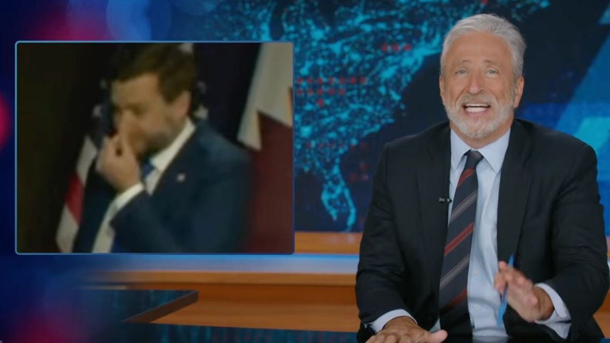 Jon Stewart critica Vance per il presunto “pick and wipe” del naso ai colloqui di pace