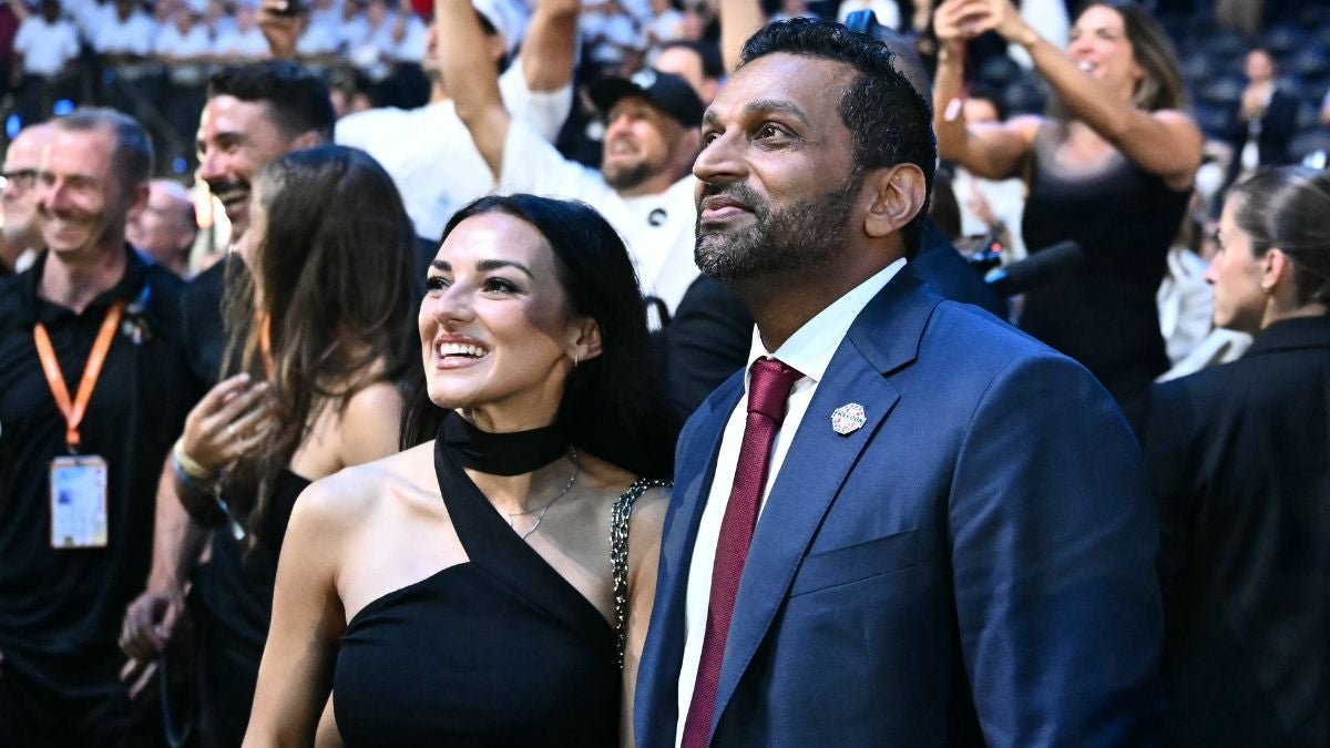 La fidanzata di Kash Patel afferma di aver ottenuto la libertà di 250 concerti grazie a lui