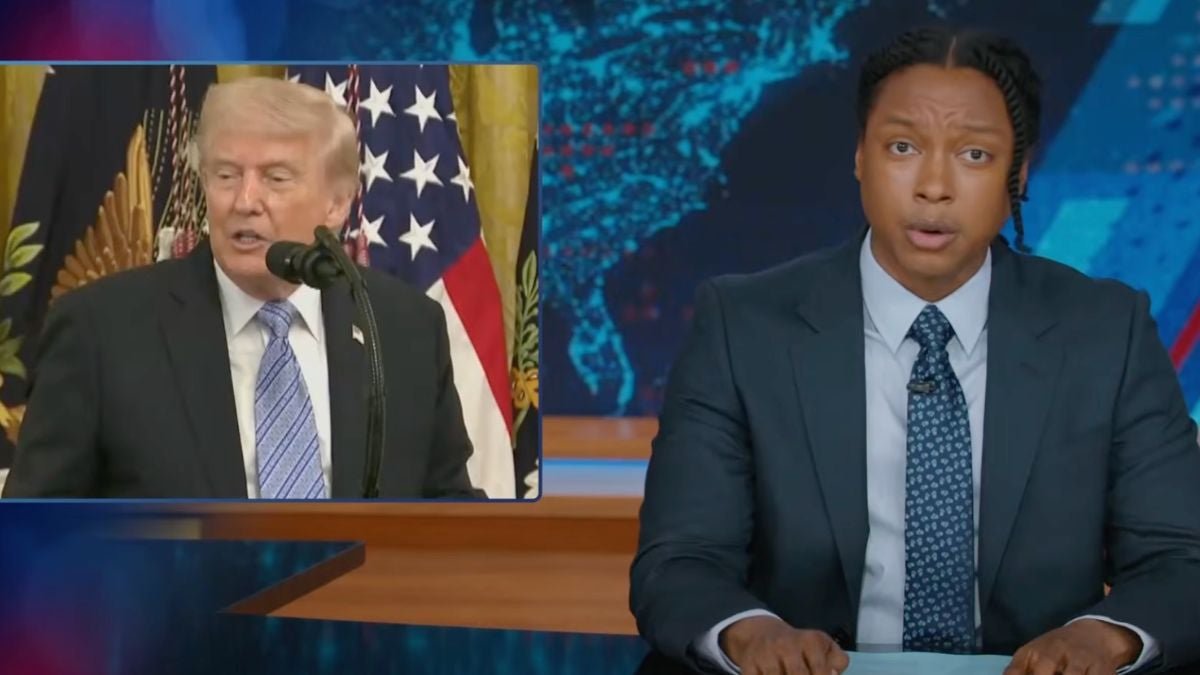 “The Daily Show” rimprovera Trump per la “escalation” della controversia sul pool di riflessione