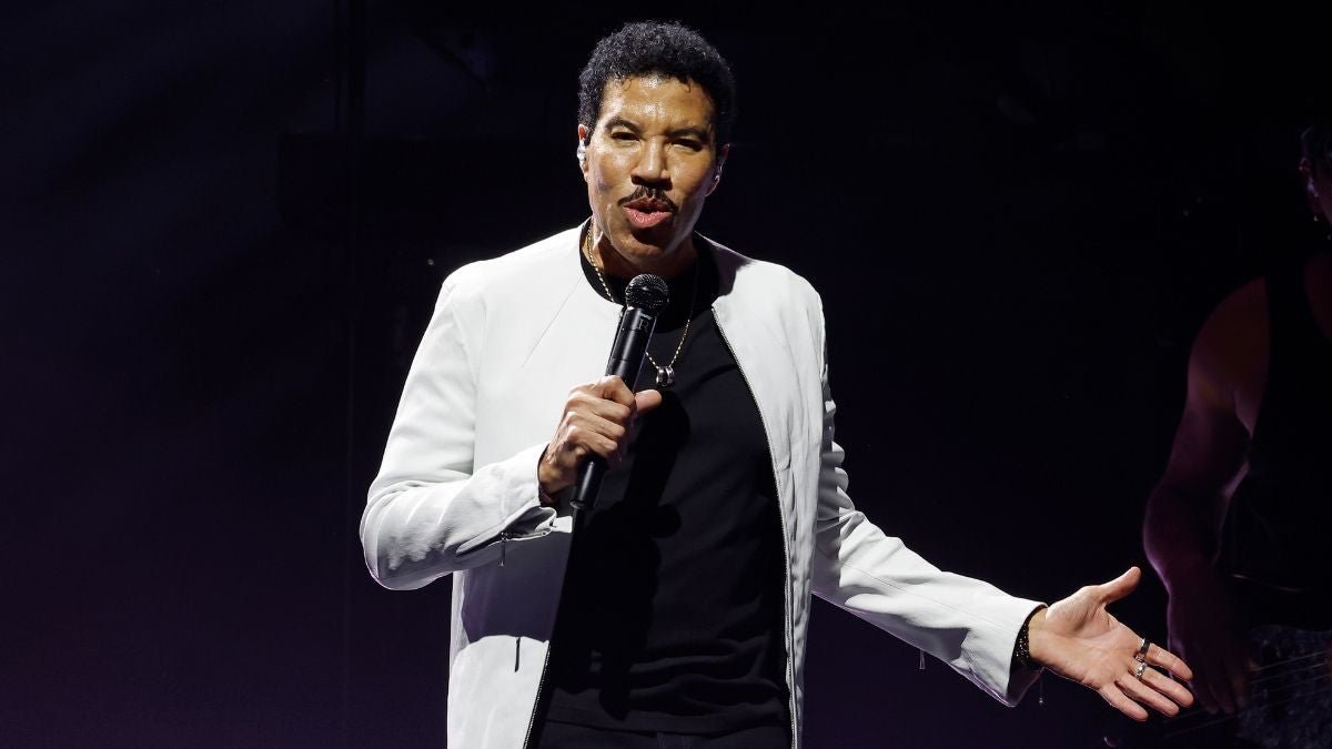 Lionel Richie interrompe il concerto poco dopo essersi ammalato a metà spettacolo