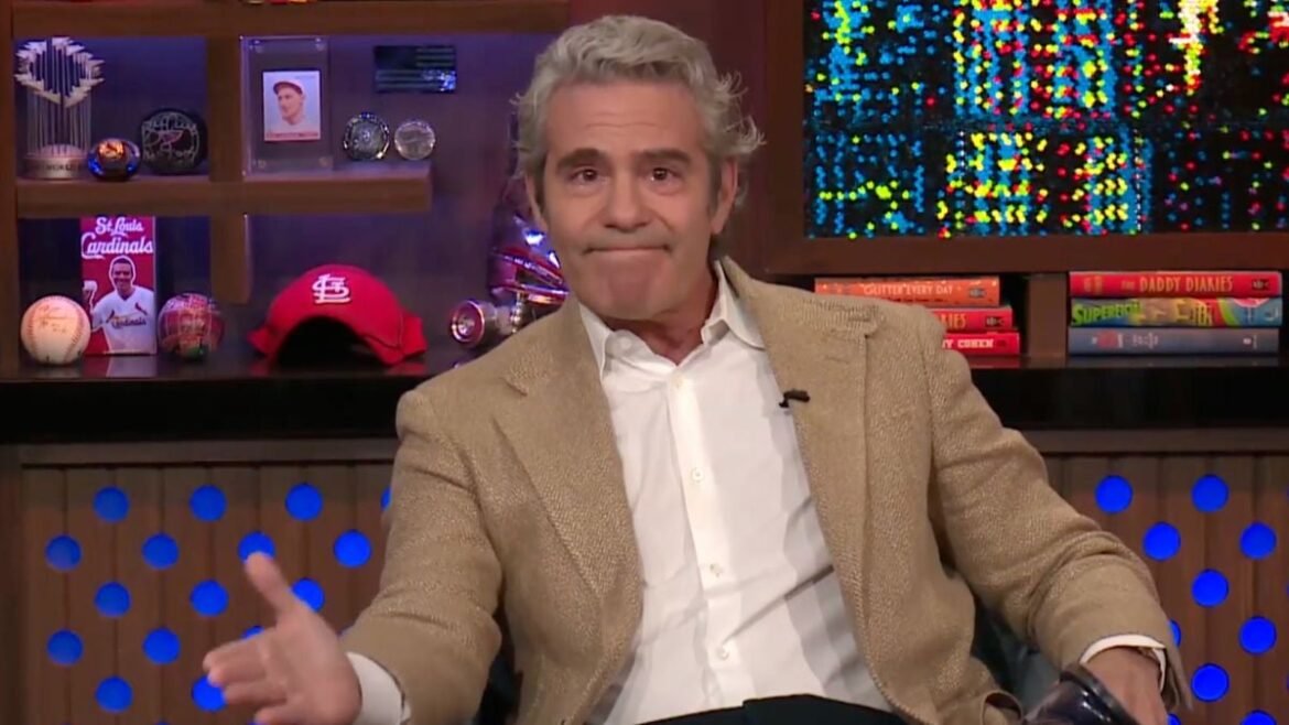 Andy Cohen trattiene le lacrime mentre rende omaggio al defunto membro dello staff della “WWHL”.