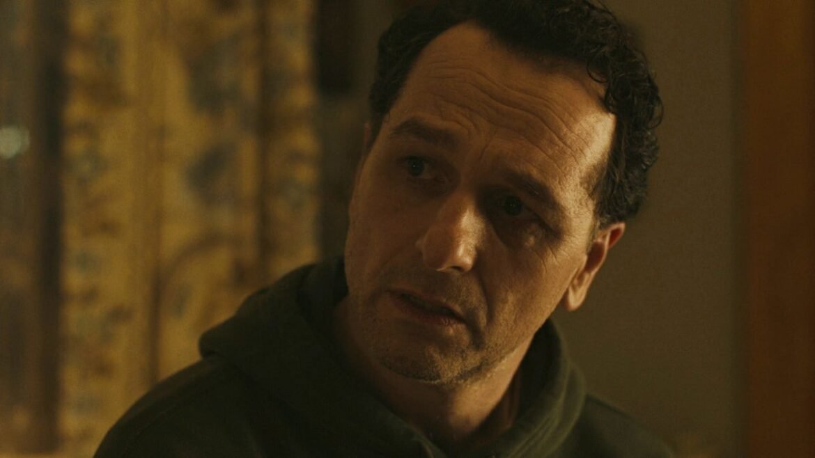 La star di “Widow’s Bay” Matthew Rhys svela il finale della prima stagione