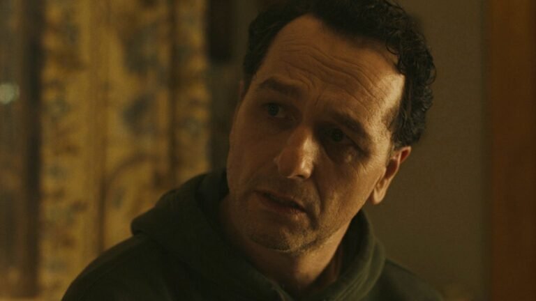 La star di “Widow’s Bay” Matthew Rhys svela il finale della prima stagione