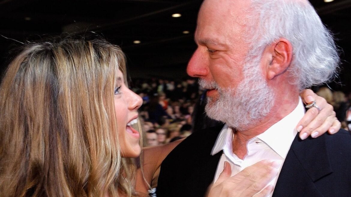 Jennifer Aniston rende omaggio al defunto regista di “Friends” James Burrows
