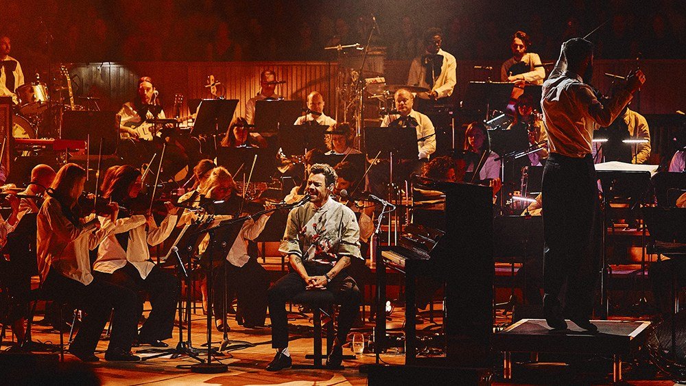 Harry Styles stupisce con lo spettacolo dell’orchestra al London Meltdown Fest: recensione