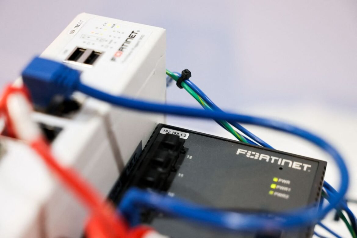 I criminali informatici avrebbero violato decine di migliaia di firewall Fortinet utilizzati dalle principali aziende di tutto il mondo