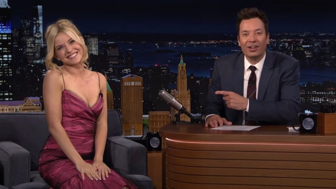La star di “Elle” Lexi Minetree mostra la sua impressione di Jennifer Coolidge