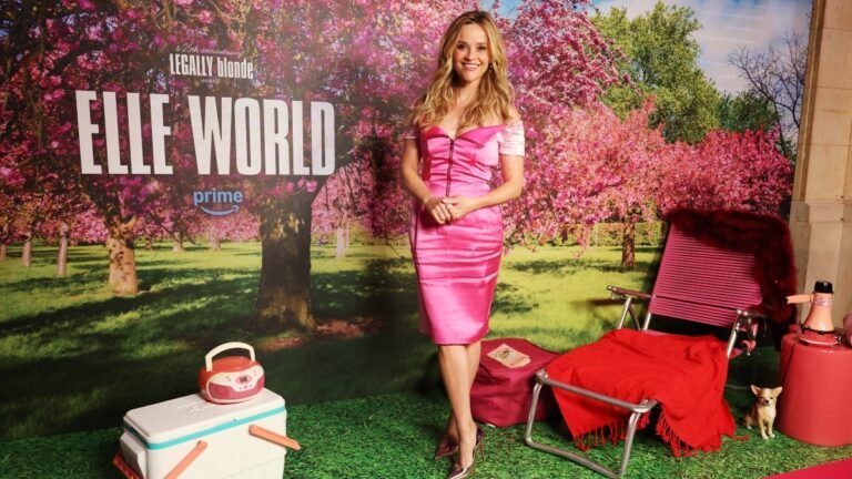 Reese Witherspoon piange mentre il cast di “Legally Blonde” si riunisce