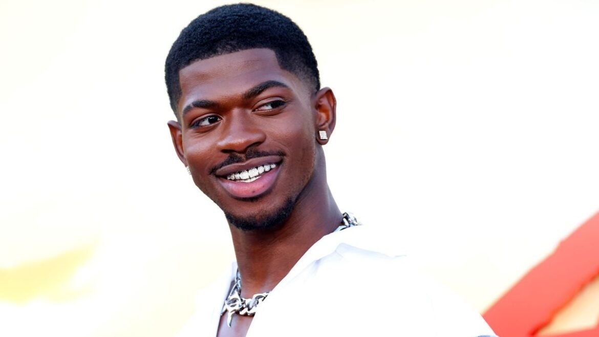 Lil Nas X parla di come vivere la vita in “Extreme Hard Mode”