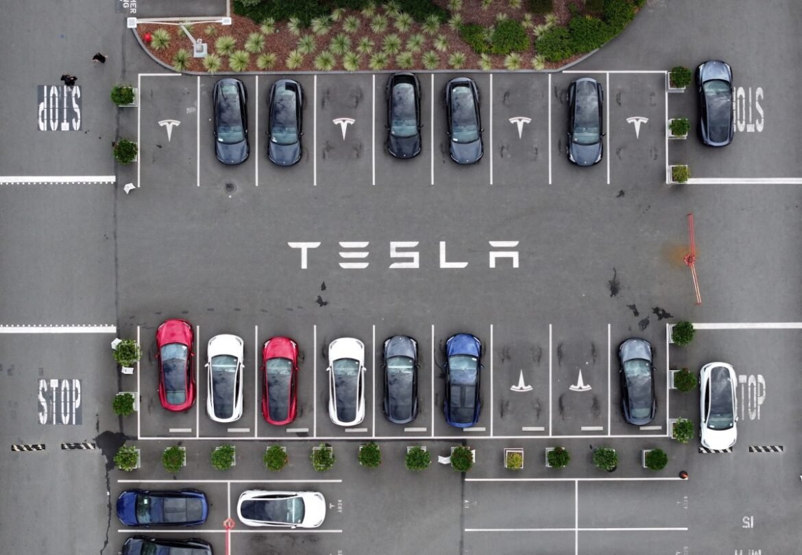 Tesla risolve la causa per incidente stradale FSD mentre le indagini federali continuano