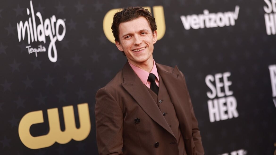 Tom Holland afferma che l’intelligenza artificiale “non riesce a comprendere le emozioni delle persone”