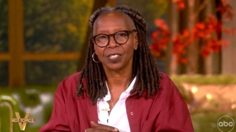 Whoopi dice che qualcuno dovrebbe fare causa per una piscina riflettente
