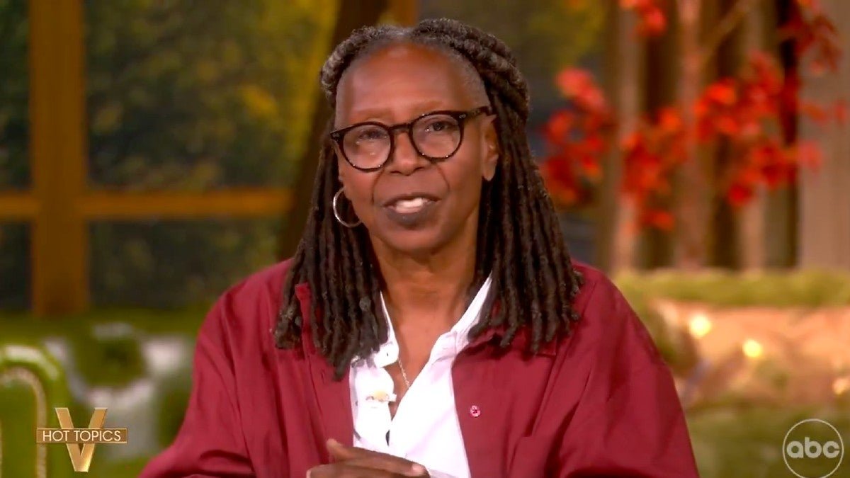 Whoopi dice che qualcuno dovrebbe fare causa per una piscina riflettente